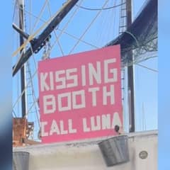 Couple Discovers a Dockside “Kissing Booth” Run by a Rescue Dog in Florida